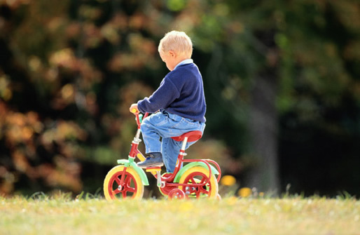 Photo little boy riding bike